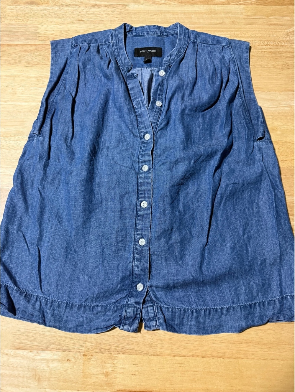 Banana Republic Women’s XS Blue Chambray Denim Sleeveless Button Down Blouse